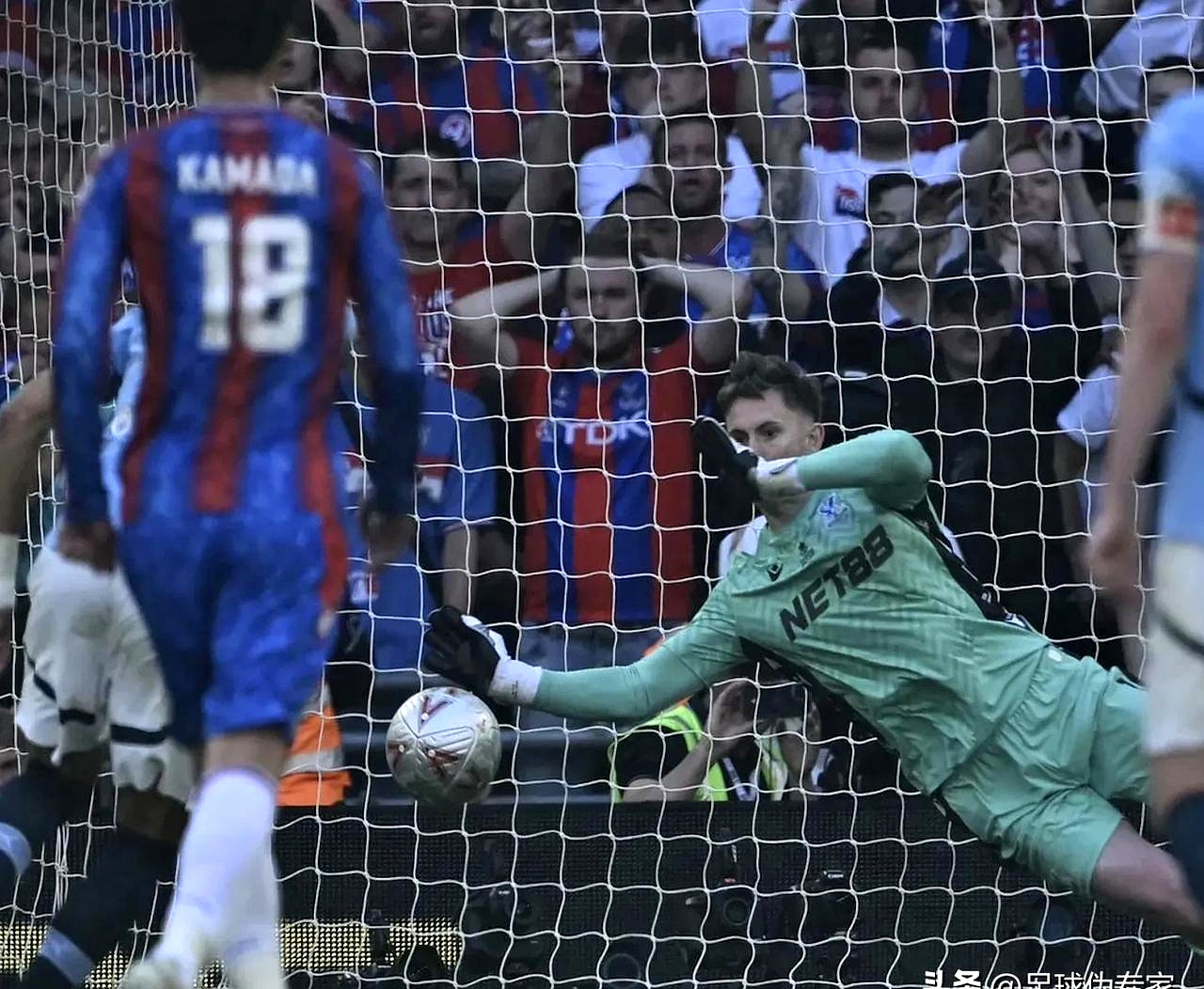 曼城球员被罚款，因在场上行为不当的简单介绍