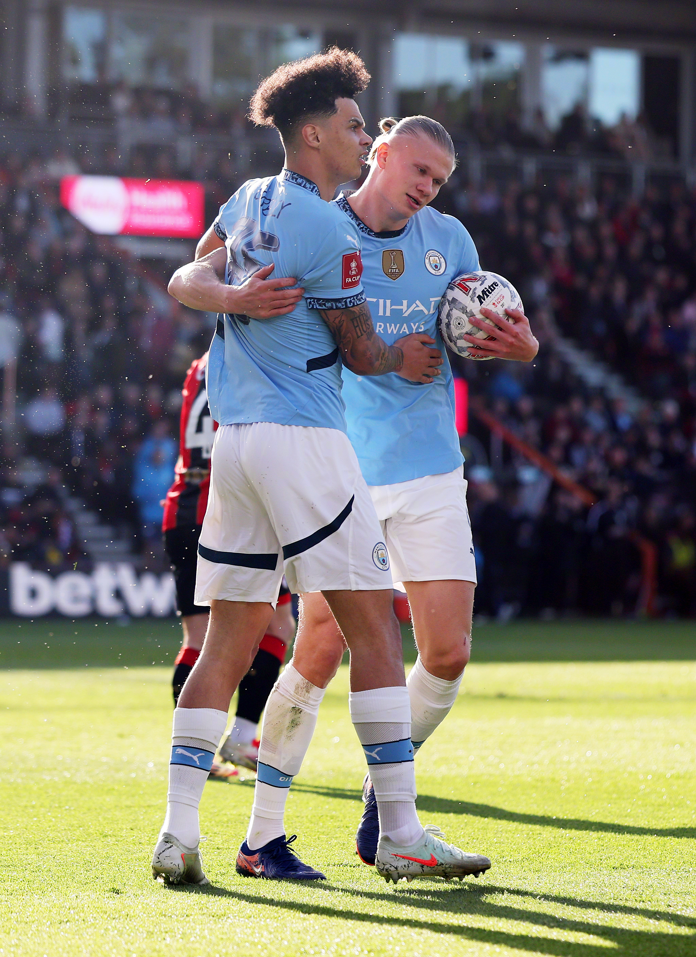 曼城球员被罚款，因在场上行为不当的简单介绍