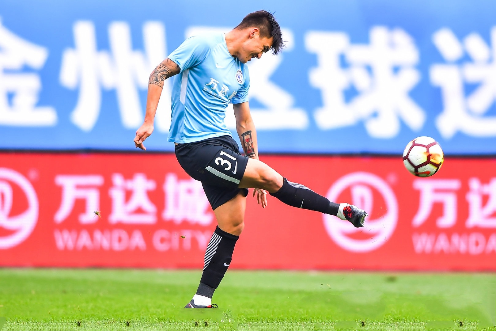 包含深圳佳兆业队客场战胜大连人员不足的词条