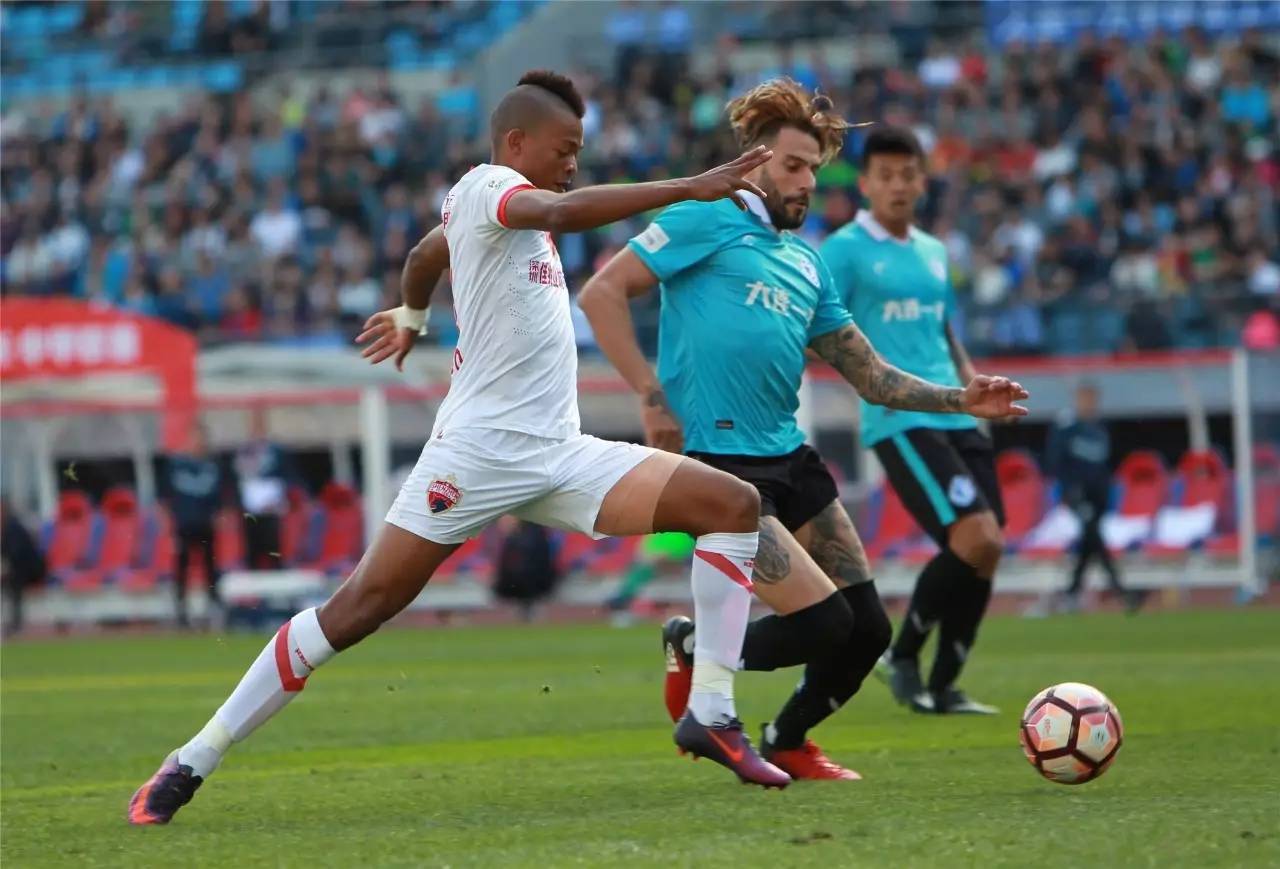 包含深圳佳兆业队客场战胜大连人员不足的词条