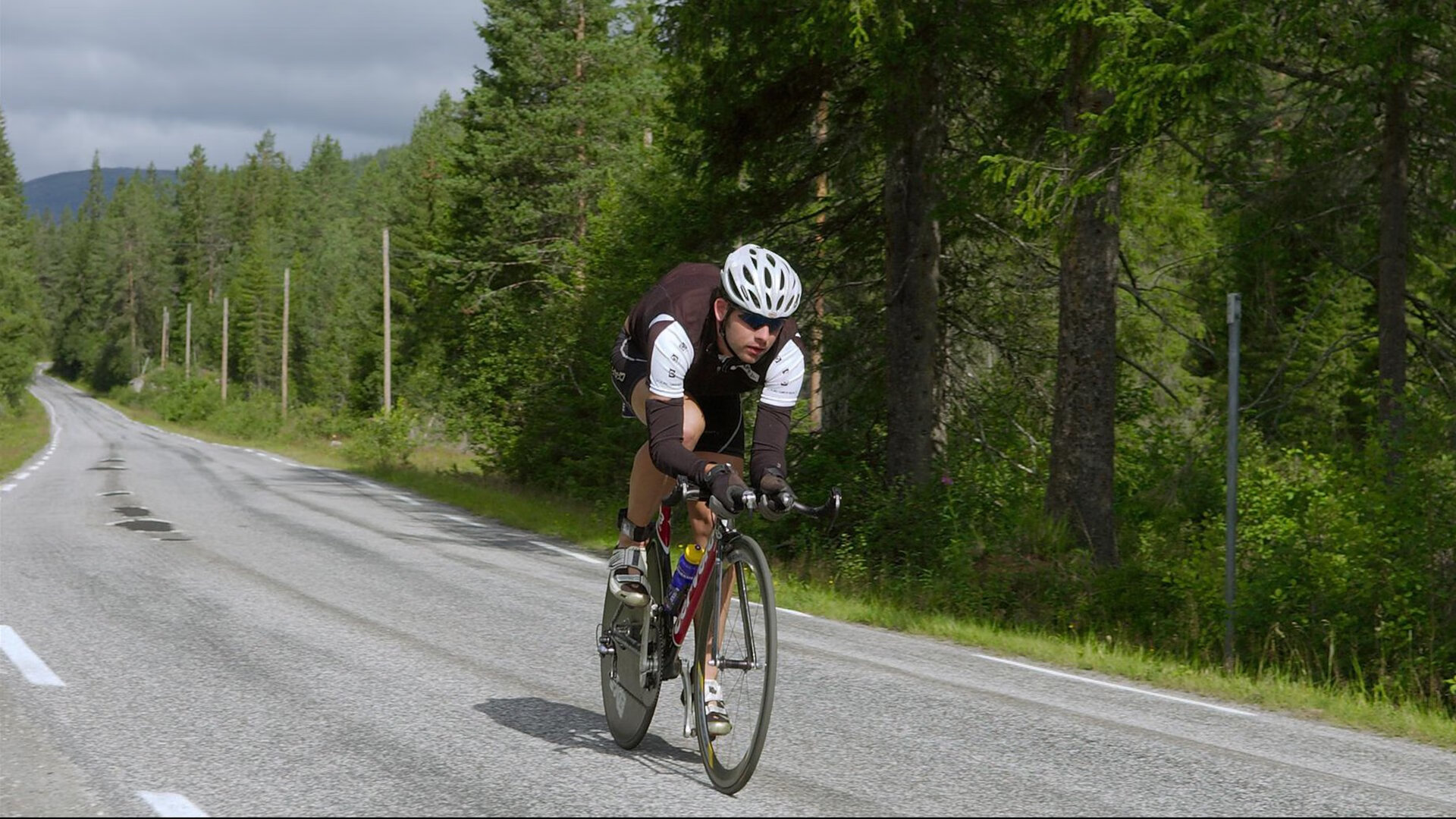 红牛车队轻取红牛二队,阿隆索扛起全队,一场战术与意志的胜利
